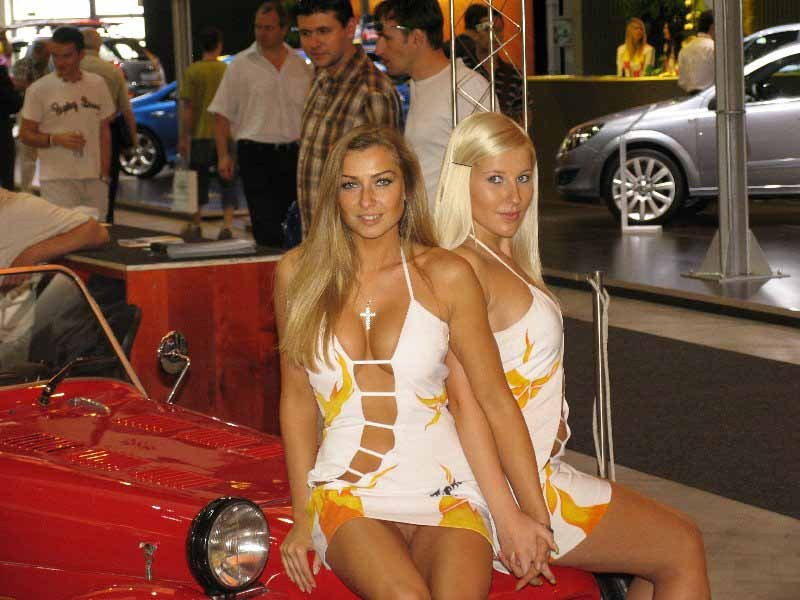 public-exhibitionists:  Damn! As if that dress wasn’t hot enough by itself, someone