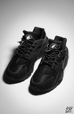 shoe-pornn:  Nike Huarache OG-Black/Black.