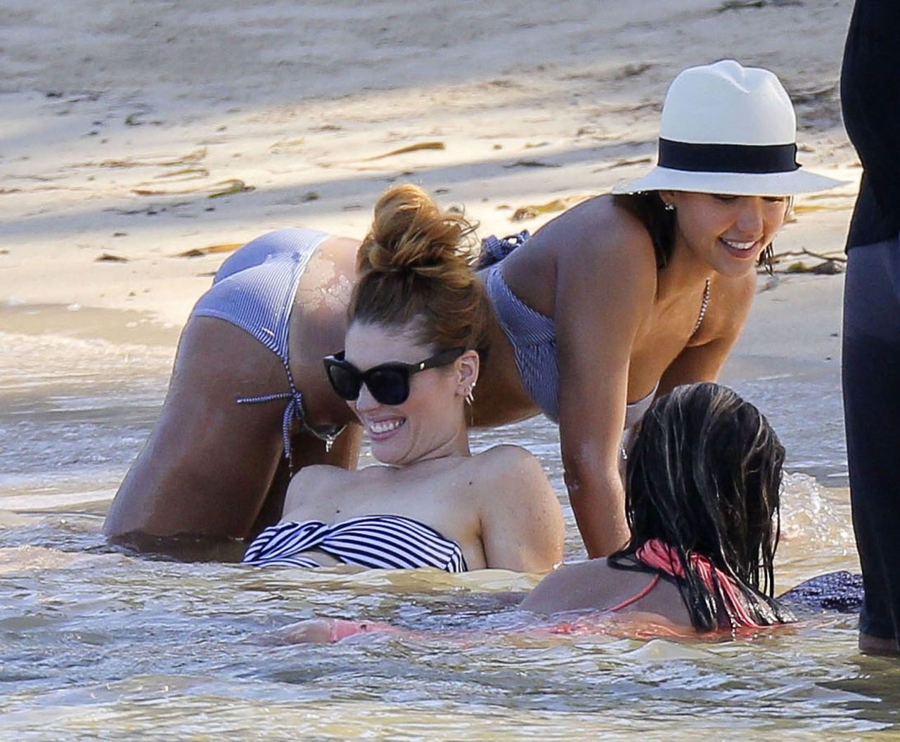 Jessica alba bikini bent over