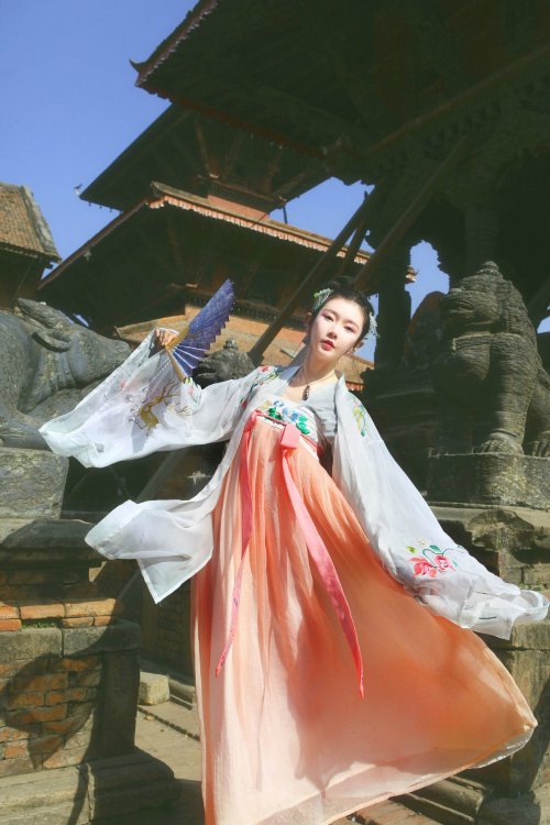 弥秋君 wearing Hanfu (han chinese clothing) in Lalitpur, Nepal. Tang Dynasty-style chest-high Ruqun/襦裙 