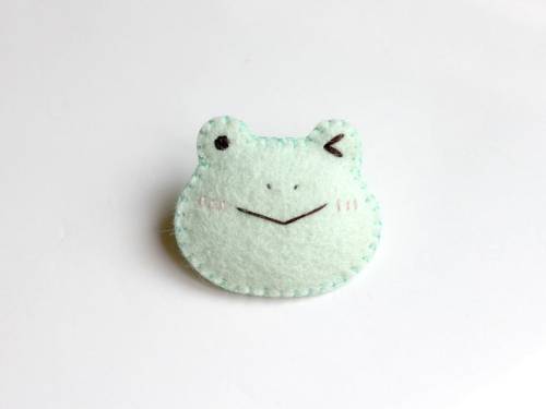 Happy Winking Frog Felt Brooch Pin // whitefrosty