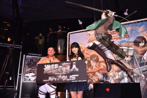 Ishikawa Yui (Mikasa) and comedian Sugi-chan helped unveil the 7-meter life-size statue of Levi (Previewed here) at the SnK x Tokyo Joypolis collaboration launch press preview today in Japan! Collaboration Event Duration: June 27th, 2015 to September