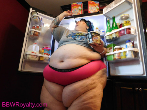 a-frank-admirer: Alice makes raiding the fridge look sexier than usual. http://bbwroyalty.com/Alice/index.html 