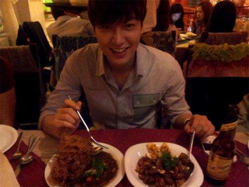 Lee Min Ho eating Adobo! Can you believe it guys, it was just a wish before. and last October our de
