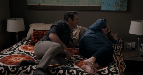 ED O’NEILL FEET - MODERN FAMILY S11 EP 18