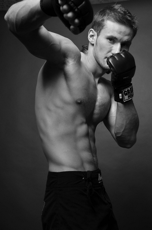 knockoutfightclub:  YOU LOOK AS HIS ABS AND HE PUNCHES U OUT! 