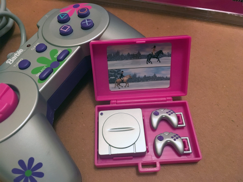 Barbie PlayStation Controller with mini console (1999)Second image by FEMICOM Museum.