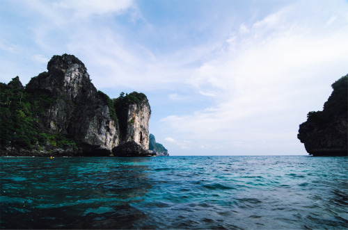 ne0nicecream:  Kayaking Phi Phi - IIGoing right from Loh Dalum Bay - Ko Phi Phi Don, Thailand
