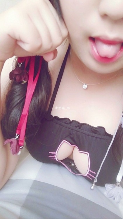 z-hentai-desu: 呜喵~ 微信要满了…就像逼逼一样。 选择有趣的人加微信 不过依旧会常更新的 就酱！