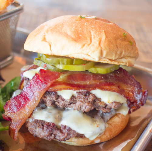 do-not-touch-my-food:  The Draft Republic Burger / Draft Republic  