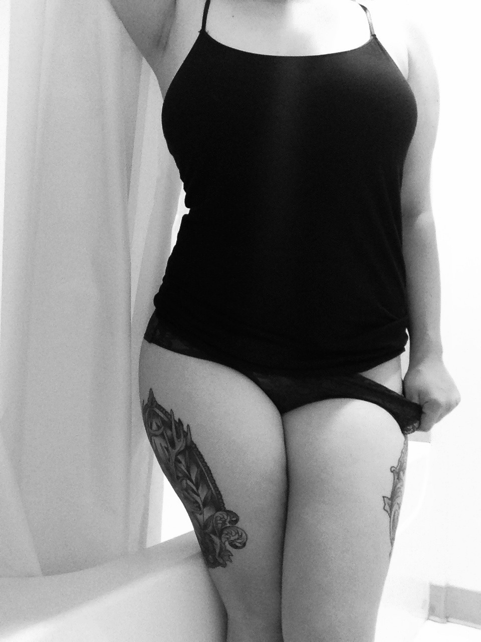 beautifullyundressed:  My curves rule.