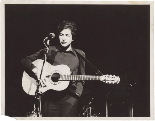 Leonard Cohen.c.1976.Photograph : Michelle Clement.Source : cohencentric.com