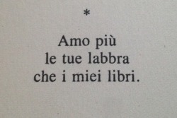 la pelle di seta, i capelli mossi