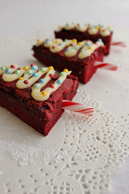 afrogrrrlxvx:  thecakebar:  Red Velvet Brownies  I’m going to have to veganize