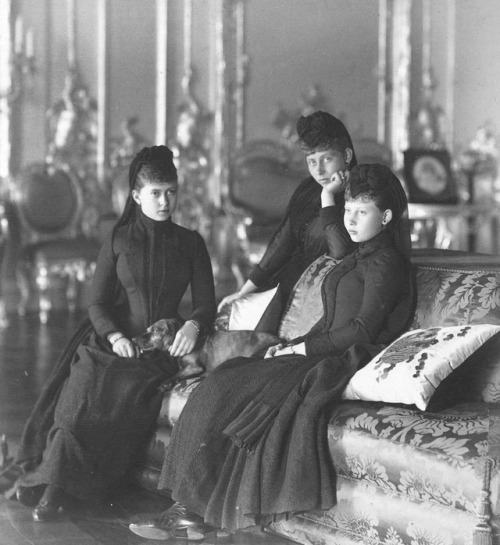 wgabry:Three sisters mourning the death of their father : from left Sophie, Viktoria and Margaret Ho