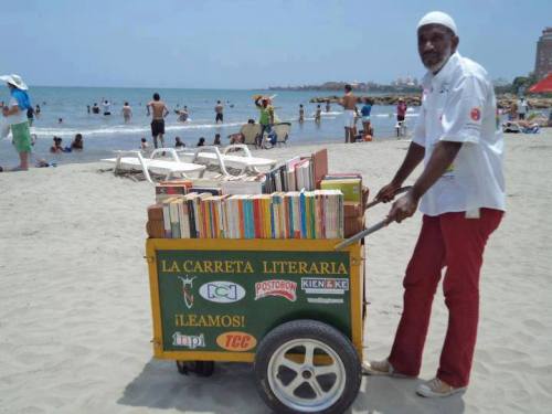 bookporn:  La Carreta Literaria ¡Leamos! de Cartagena (Cartagena’s Literary Wagon, Let’s read!). Martín Murillo Gómez has been traveling with his wagon through Cartagena, Colombia. His is the only wagon that transports books. He lends the books