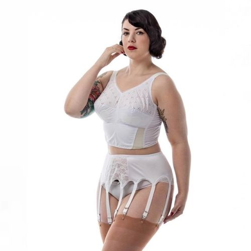 All of my Everyday Glamour suspender belts have been restocked! This is the 10 strap suspender belt 
