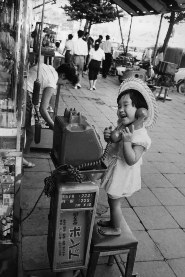 Fillette au t&eacute;l&eacute;phone, Tokyo, Japon, 1958. Marc Riboud. Silver gelatin print.