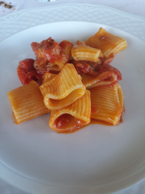 Paccheri con ragù di pancetta affumicata della murgia da leadermed infoTramite Flickr:Borgo Montegro