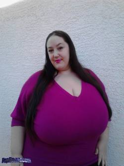 xxlgirls:  A BBW can wear anything, that will be always enough to tease. 