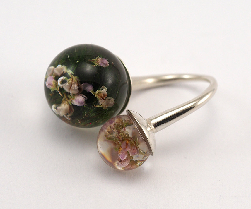 culturenlifestyle:Art Nouveau Rings with Encapsulated Flowers and Resin by Sylwia