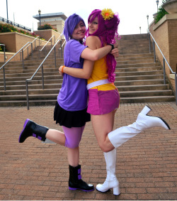 nyao-nyao:  HI HI PUFFY AMIYUMI SHOW~ ♪♫♪♫ photos by McgowanPhotograpy Yumi by NyaoNyaoCosplay (me) Ami by NiKKiNeVeRMORe Kaz by Otaku King Editing by me taken at Connecticon 2013! let me know if you saw us :D 