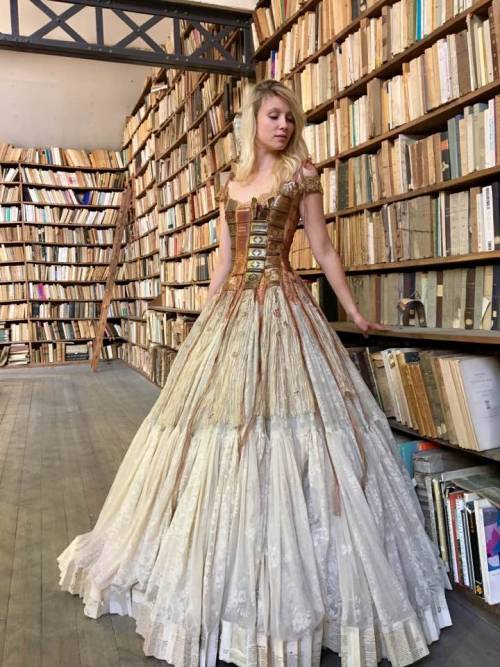 beelikesbooks:deadheadingcrew:steampunktendencies:Amazing dress by french creator Sylvie Facon 