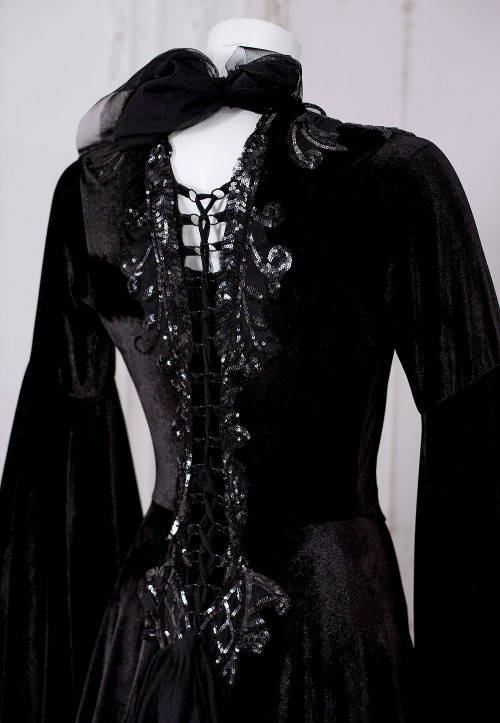 Wulgaria ‘Black Velvet’ Wedding Gown [x]