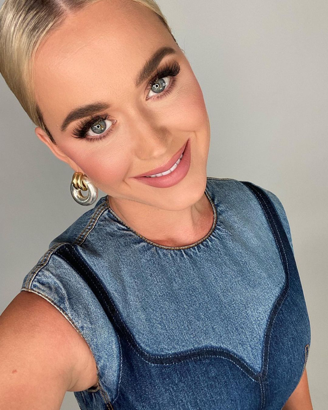 dailykaty:katyperry: O M G WE ARE BAAAACK!!! year 20 and we’re 💅🏻PLATINUM💅🏻this