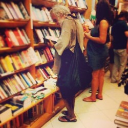 Lo que uno se encuentra cuando entra a una libreria en el centro.  Apesar de todo, buscar la felicidad en los libros, siempre es bueno. :&rsquo;) (en Centro Histórico)