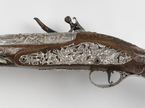 An ornate gold and silver decorated air rifle crafted by Johan Gottfriede Kolbe, circa 1735. Compres