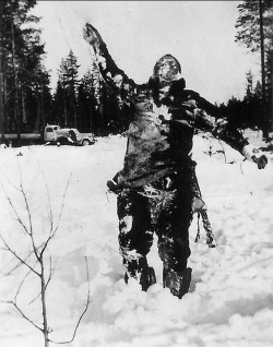 gunrunnerhell:  Scarecrow A dead Russian soldier propped up in the snow as a grim warning to other Russian troops during the Winter War with Russia. 