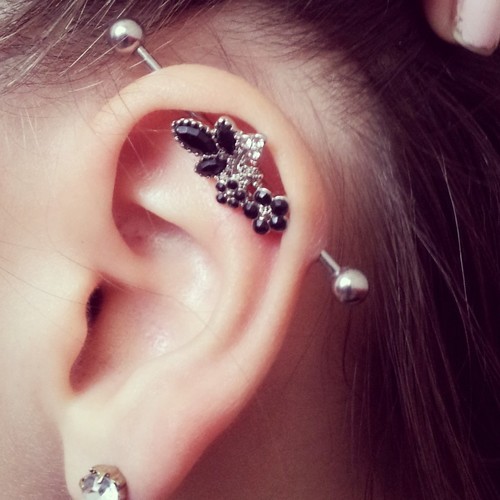 exhale-pizz3: Industrial piercing on We Heart Itweheartit.com/entry/91281337/via/MokaVanila