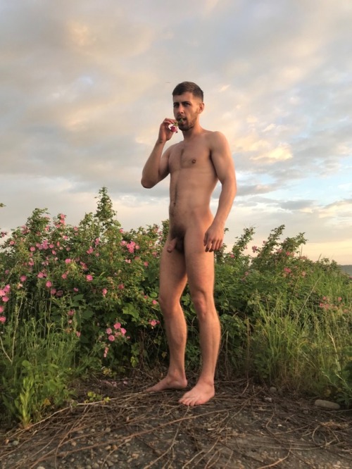 fotos-von-nackten-maennern:  alanh-me: 61k+ follow all things gay, naturist and “eye catching”   Reblog from stevend52, 97k+ posts, 117.6 daily. 361k+ follow All my blogs. 