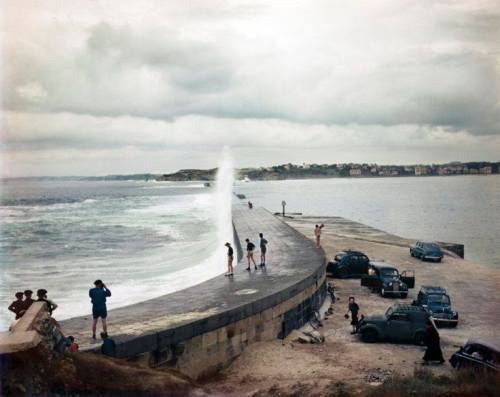 lepetitmonsieurcocosse: Robert Capa, Biarritz, France, Aug. 1951