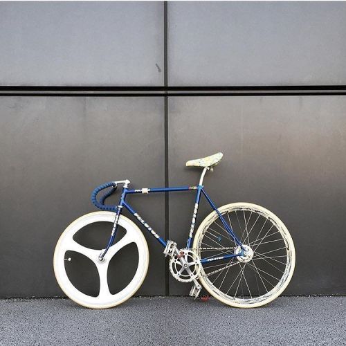 fffixe: thebicycletree:  Lunch Time Fiya. Owner: @mr.g_ken #fixie #fixieporn #fixedgear #fixgear #tr