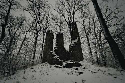 The ruins of the gallows on a desolate hill between Miłków (Arnsdorf im Riesengebirge) and Ściegny (