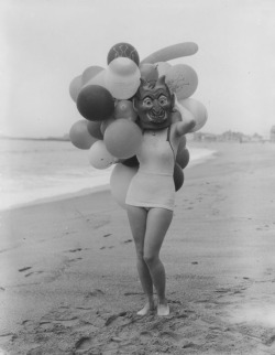 laudanumandabsinthe: yesterdaysprint: Venice beach, California, 1936 The Devil is a shapely woman selling balloons on an empty beach 