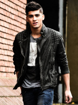 poangielsku:  Zayn Malik from One Direction in a black leather biker jacket