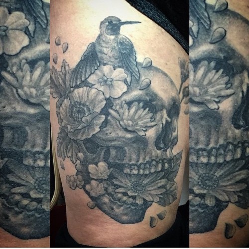 Floral skull by @pacocasero #skulltattoo #skull #blackandgreytattoo #gildedcagetattoostudio #tattoo 