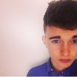 ukcollegeboycum:  Aww his eyes are soo cute, I’d swallow just for that ;)