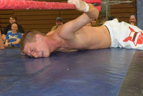 domandjobberwrestling: sadowrestler: PRETTY BOY WRESTLER BALL BUSTED ON STEEL POST…… And this is jus