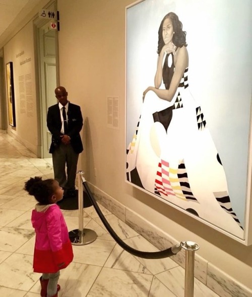 officialblackwallstreet:One couple caught this amazing moment of a baby girl completely awestruck wh