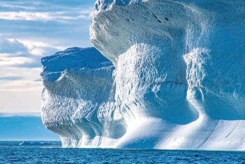 amazinglybeautifulphotography:Melting iceberg in Disko Bay near Ilulissat, Greenland [OC] [5568 x 37