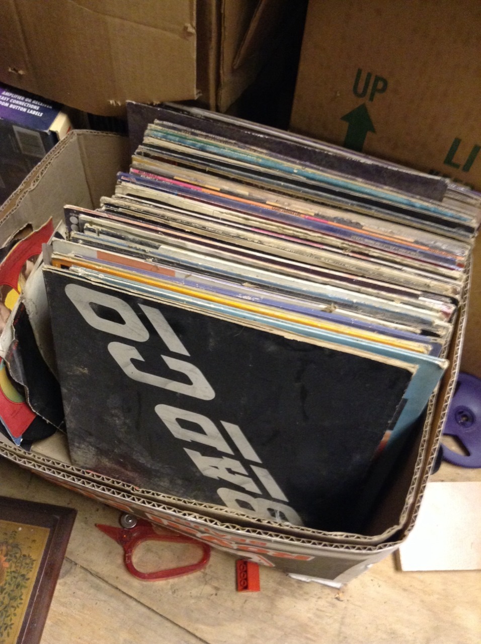 famishedbutterfly:  So many lonely vinyls… Don’t know where a turntable is. 