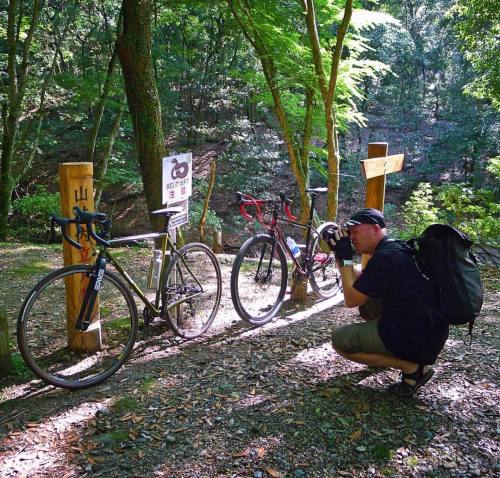 kinkicycle:  @fixed_in_nara Getting that Gram, halfway up #wakakusayama Nara, Japan. #cycling #cycle