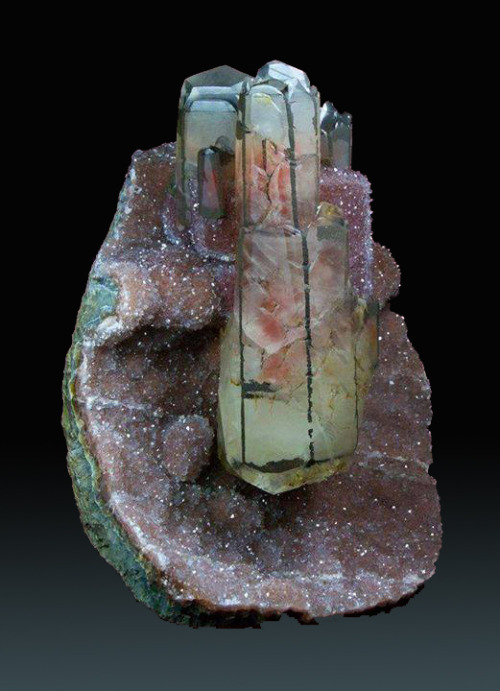 ladytabularasa: rockflavors: geologyin-blog: Superb specimen of amethyst geode with pink-green calci