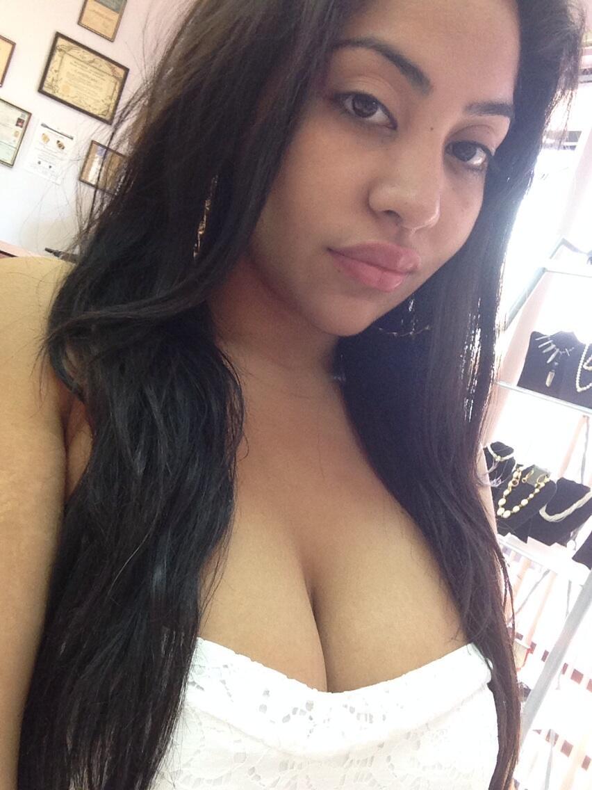 valpowerexoticgirls:  @dadditaughttme    She&rsquo;s killing that Blue Dress!