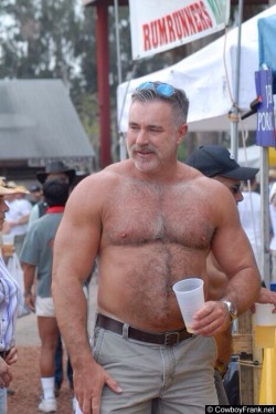 HAIRY BEARS AND SEXY MEN