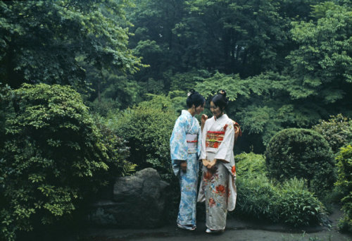 unrar:    Tokyo. girls in traditional kimonoes for a tea ceremony, Japan 1971, Bruno Barbey.